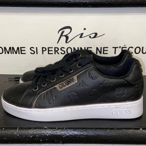 GUESS ⭐️authentic ⭐️ - Picture 3 of 7